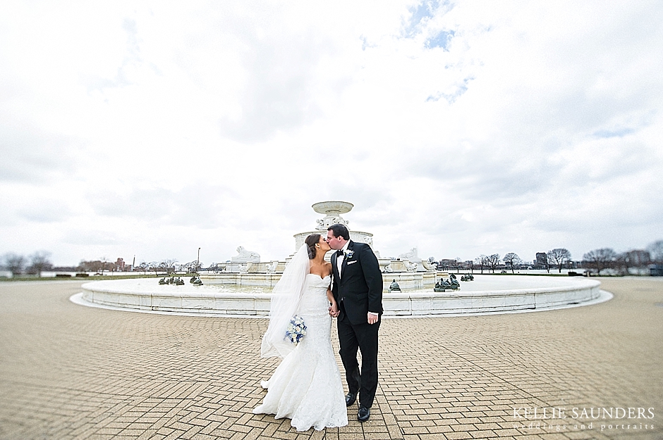 Belle Isle fountain wedding picture, Detroit wedding photography
